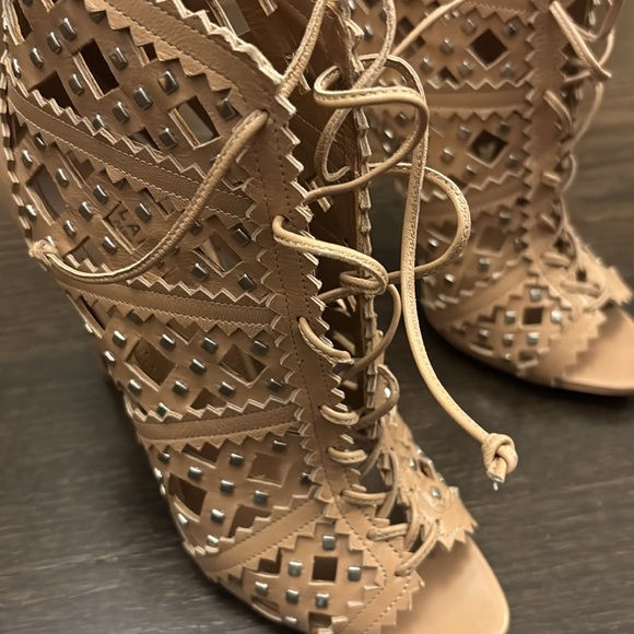 Alaia nude leather heels with studs - Picture 4 of 6